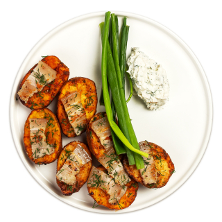 Печеный картофель на углях со шкварками и сметанным соусом 