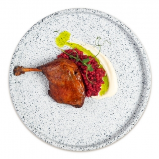 Утиный окорок со свекольным птитимом и соусом из пармезана