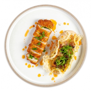 Филе индейки в панировке с картофельным гратеном и трюфельным соусом 