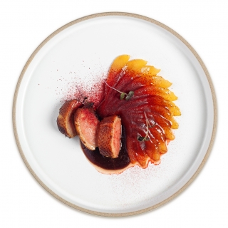 Утиная грудка с грушей су-вид и ягодным соусом  