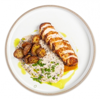 Стейк из филе индейки с грибным соусом и картофелем 