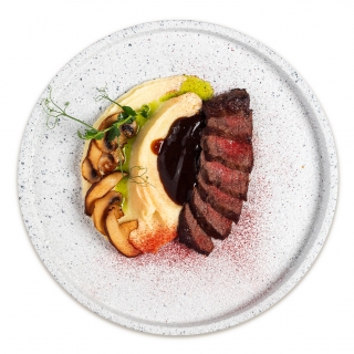 Вырезка говяжья с картофельным пюре и соусом деми гляс